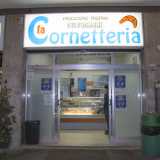 Sempre su viale Einaudi si trova come detto una cornetteria aperta tutta la notte: � quella del Fratelli Fittipaldi. Attiva dal 1999, � aperta al pubblico addirittura sino alle 9 del mattino 